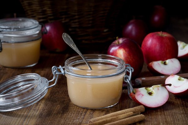 Congeler de la compote de pommes dans des bocaux