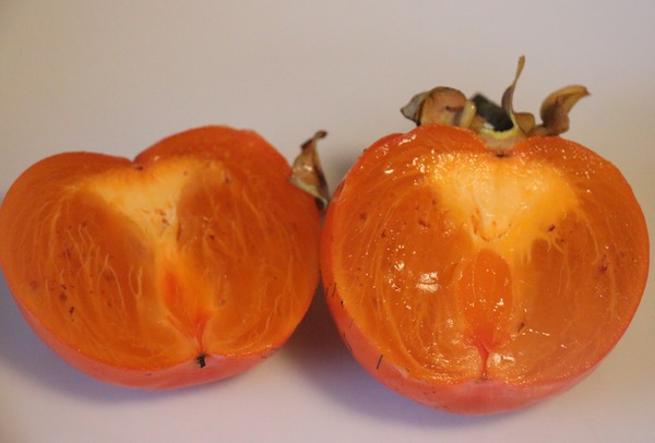 Photo : chez le kaki, l&rsquo;absence de f&eacute;condation entra&icirc;ne la formation de fruits d&eacute;pourvus de p&eacute;pins.