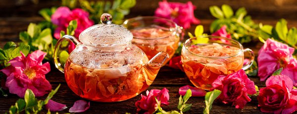 Pr&eacute;parer votre propre tisane aux p&eacute;tales de rose &agrave; partir de fleurs fra&icirc;ches ou s&eacute;ch&eacute;es