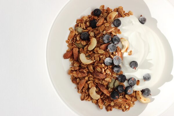 Pourquoi le cassis est-il si bon pour la sant&eacute; ? Un bol de muesli aux cassis